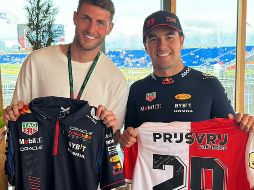 Santiago Giménez visitó a “Checo” Pérez para intercambiar playeras previo a los ensayos del Gran Premio de Países Bajos. TWIITER/Feyenoord