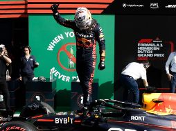 Max Verstappen aseguró la punta para la carrera de mañana, en una pista desafiante debido a la lluvia intermitente. AFP / S. Wohlfahrt