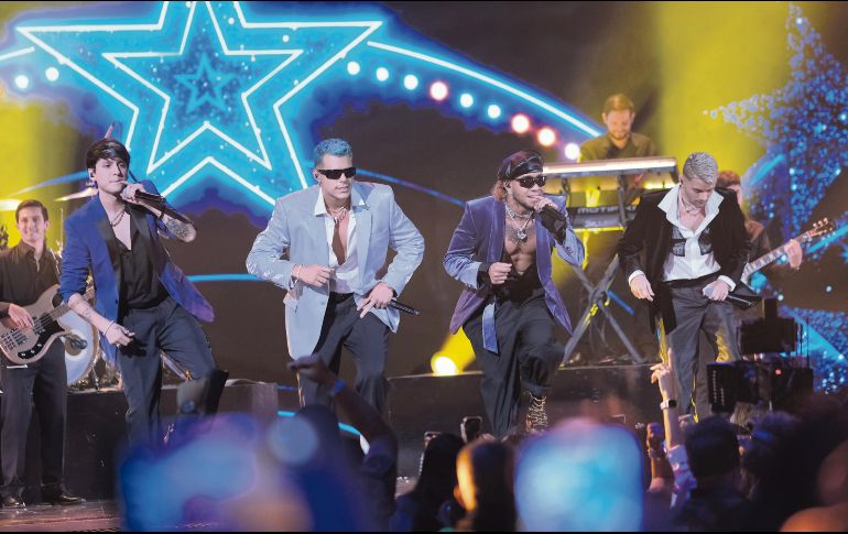 La banda se presentó en el escenario durante los Premios Juventud 2022, en el Coliseo de Puerto Rico José Miguel Agrelot. AFP/J. Madera