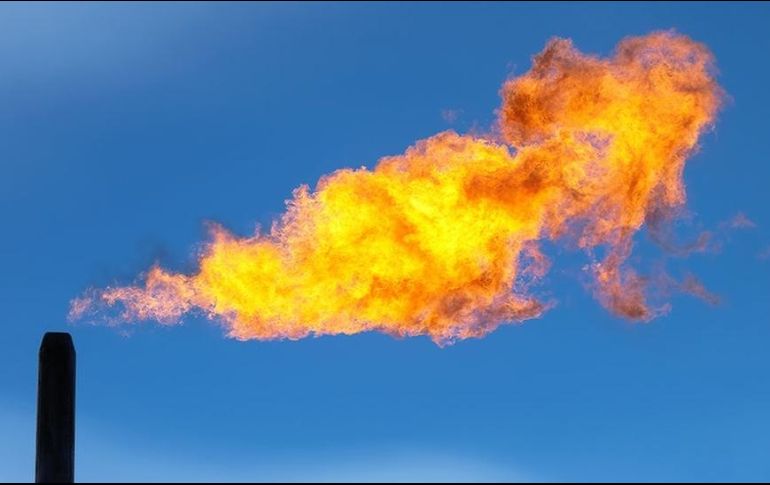 El metano producido durante la extracción de petróleo suele ser quemado, una práctica que contamina el medio ambiente. GETTY IMAGES