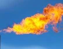 El metano producido durante la extracción de petróleo suele ser quemado, una práctica que contamina el medio ambiente. GETTY IMAGES