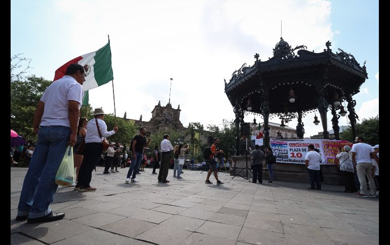 En algunos de los mensajes emitidos desde el kiosco de la Plaza de Armas, los opositores a los libros afirman que estos materiales se aprobaron sin que los programas de estudio estuvieran valorados y oficializados y por lo tanto es ilegal su publicación y edición. EL INFORMADOR / H. Figueroa
