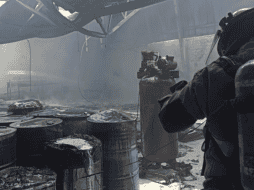 Este domingo en El Salto, una fábrica de colchones se incendió, lo que movilizó a las unidades de bomberos y protección civil. Cortesía UEPCBJ.