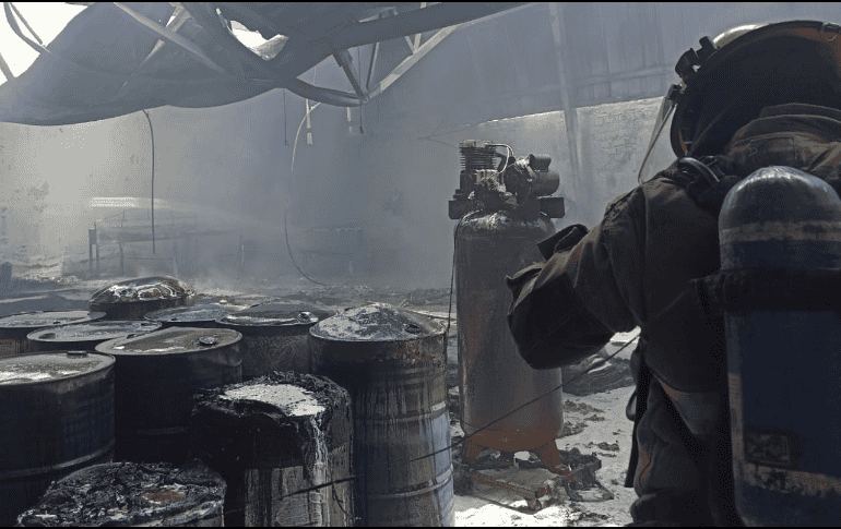 Este domingo en El Salto, una fábrica de colchones se incendió, lo que movilizó a las unidades de bomberos y protección civil. Cortesía UEPCBJ.