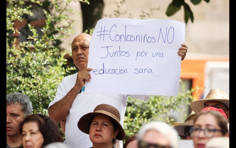 En algunos de los mensajes emitidos desde el kiosco de la Plaza de Armas, los opositores a los libros afirman que estos materiales se aprobaron sin que los programas de estudio estuvieran valorados y oficializados y por lo tanto es ilegal su publicación y edición. EL INFORMADOR / H. Figueroa