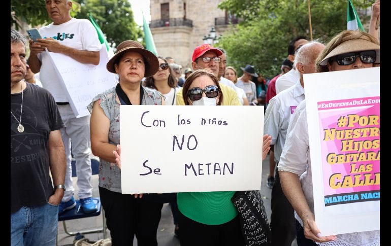 En algunos de los mensajes emitidos desde el kiosco de la Plaza de Armas, los opositores a los libros afirman que estos materiales se aprobaron sin que los programas de estudio estuvieran valorados y oficializados y por lo tanto es ilegal su publicación y edición. EL INFORMADOR / H. Figueroa