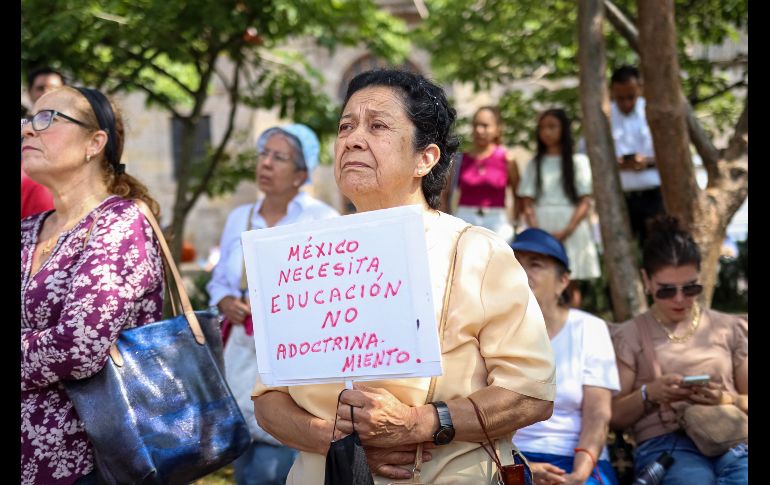 En algunos de los mensajes emitidos desde el kiosco de la Plaza de Armas, los opositores a los libros afirman que estos materiales se aprobaron sin que los programas de estudio estuvieran valorados y oficializados y por lo tanto es ilegal su publicación y edición. EL INFORMADOR / H. Figueroa