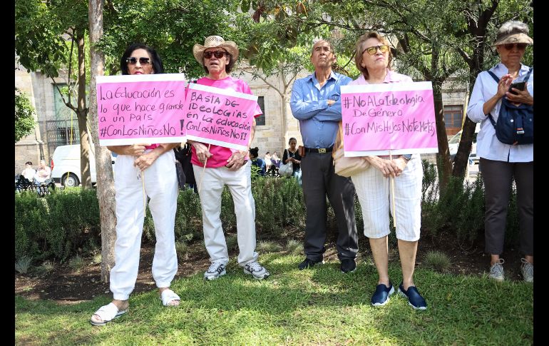 En algunos de los mensajes emitidos desde el kiosco de la Plaza de Armas, los opositores a los libros afirman que estos materiales se aprobaron sin que los programas de estudio estuvieran valorados y oficializados y por lo tanto es ilegal su publicación y edición. EL INFORMADOR / H. Figueroa