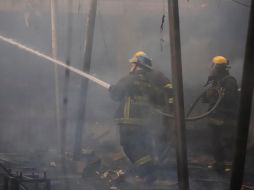 De acuerdo con los elementos municipales, afortunadamente no hubo personas lesionadas, y el fuego pudo contenerse y extinguirse antes de que se propagara a los alrededores. ESPECIAL /  Unidad de Protección Civil y Bomberos de Guadalajara