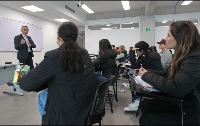 Existen personas que desean estudiar una carrera más práctica que teórica. EL INFORMADOR / ARCHIVO