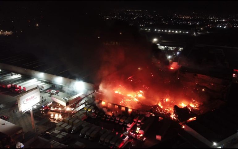 El incendio ocurrió en una bodega de la calle Incalpa en la colonia López Cotilla, dentro del parque Industrial El Bosque II de Tlaquepaque. ESPECIAL / PC Jalisco