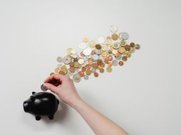 Si te has quedado sin empleo, seguramente veas como una alternativa sacar un retiro parcial de tu Afore, pero esto no es lo más recomendable. Pexels.