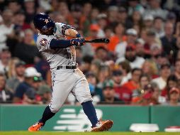 Altuve conecta un triple en la sexta entrada del juego de ayer en el Fenway Park. AP/S. SENNE