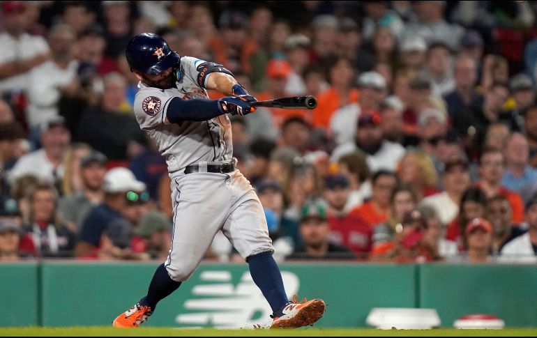 Altuve conecta un triple en la sexta entrada del juego de ayer en el Fenway Park. AP/S. SENNE