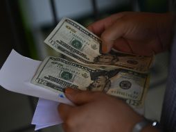 El dólar inició la jornada de hoy martes por debajo de la barrera de los 17 pesos. AFP / ARCHIVO