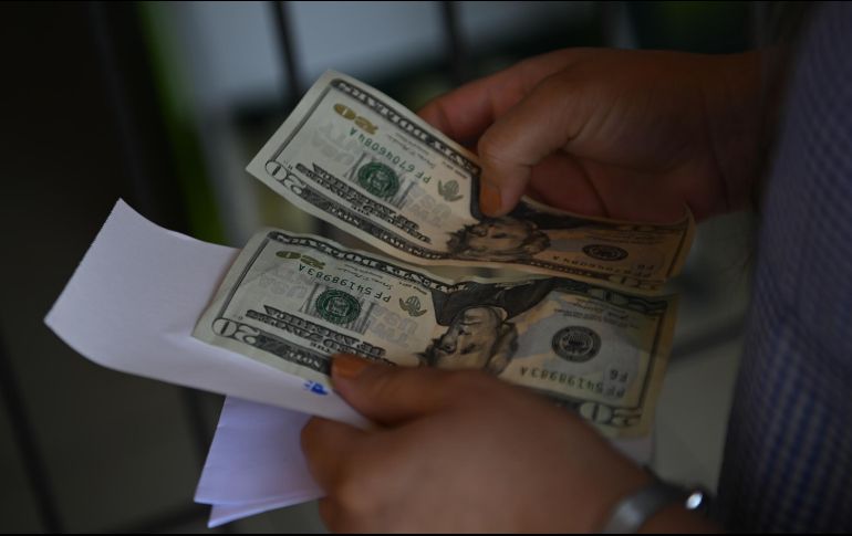 El dólar inició la jornada de hoy martes por debajo de la barrera de los 17 pesos. AFP / ARCHIVO