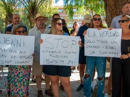 Familiares y amigos de Luis Rubiales aparecieron cerca de la iglesia donde está Ángeles Béjar, mamá del directivo español, haciendo una huelga de hambre para pedir por su hijo. EFE / Alba Feixas