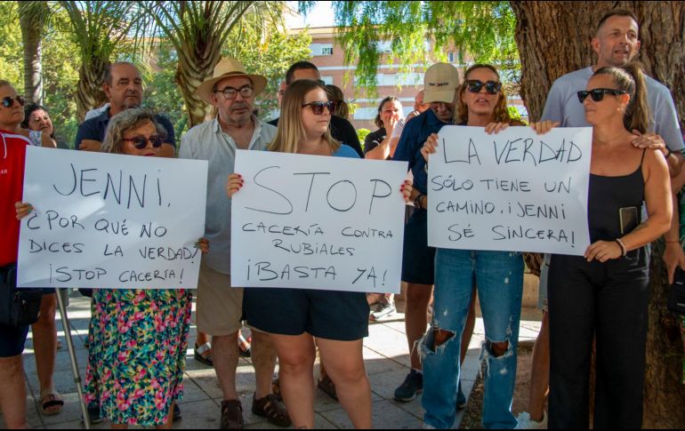 Familiares y amigos de Luis Rubiales aparecieron cerca de la iglesia donde está Ángeles Béjar, mamá del directivo español, haciendo una huelga de hambre para pedir por su hijo. EFE / Alba Feixas
