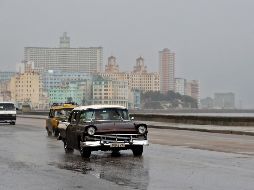 Las fuertes marejadas han hecho penetrar el mar en zonas bajas del litoral tanto en el suroeste como en el noroeste de Cuba, como en Boca de San Diego, Batabanó, La Bajada y Guanímar. EFE / E. Mastracusa