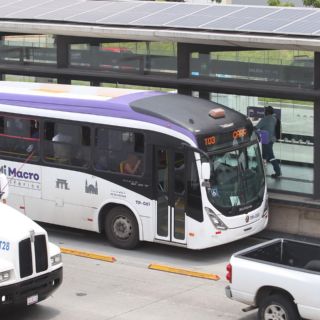 Tras cateo en patios del Peribús, la FGR decomisa 31 mil litros de hidrocarburo