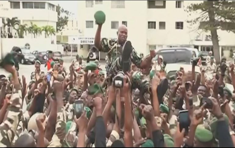 En su comunicado, los militares anunciaron la anulación de las elecciones del sábado y la disolución de 