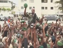 En su comunicado, los militares anunciaron la anulación de las elecciones del sábado y la disolución de 