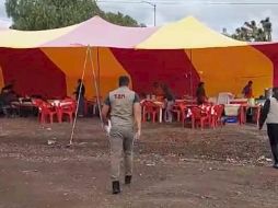 Sin mediar palabras con el dueño del establecimiento, los trabajadores comenzaron a levantar mesas y sillas, así también a tirar los alimentos. ESPECIAL