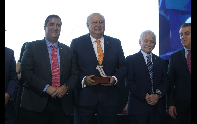 La Medalla al Mérito Industrial, se le otorga al empresario que, gracias a su relevancia industrial, es inspiración y ejemplo para otros empresarios, además de ser una persona digna del reconocimiento. EL INFORMADOR / H. Figueroa