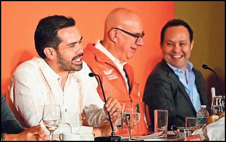 Dante Delgado al lado de Clemente Castañeda, uno de los legisladores jaliscienses que estuvieron presentes. SUN