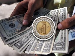 El peso mantiene una buena racha frente al dólar. AFP / ARCHIVO