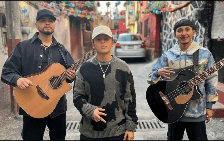 El Presidente invitó al grupo a presentarse con Grupo Frontera en la noche del 15 de septiembre, cuando se conmemora el Grito de Independencia. INSTAGRAM / @yahritzaysuesencia