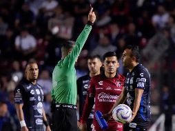 Omar Mendoza, lateral derecho de Gallos, vio la tarjeta roja cuando el árbitro Fernando Hernández se dio cuenta de una acción inesperada. IMAGO7