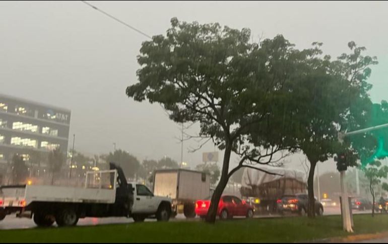 La lluvia sorprendió a los tapatíos este jueves. ESPECIAL