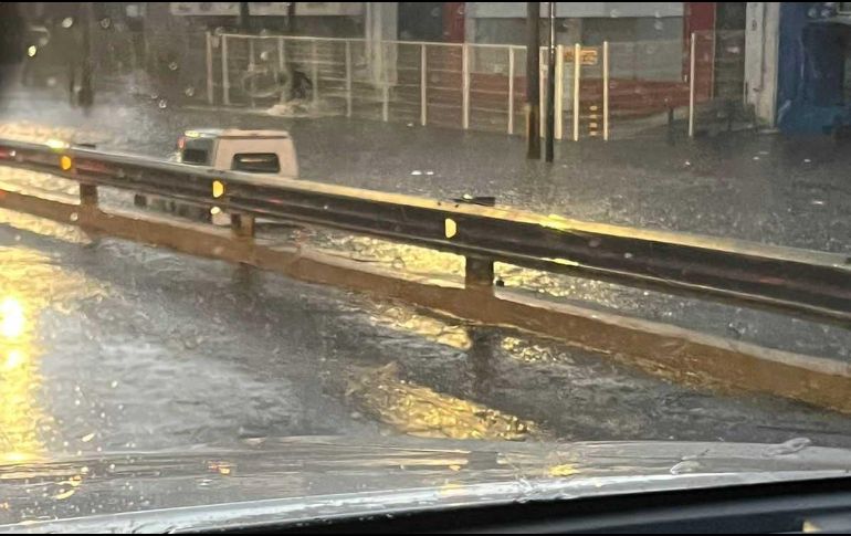 Inundación en lateral de Lázaro Cárdenas. CORTESÍA