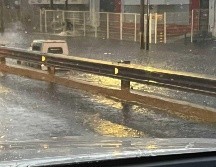 Inundación en lateral de Lázaro Cárdenas. CORTESÍA