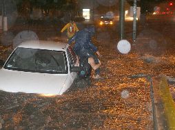 Es muy importante saber qué debes hacer si tu automóvil es afectado por una inundación. EL INFORMADOR / ARCHIVO