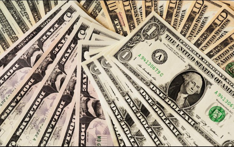 El peso mexicano se ubica en los mercados internacionales alrededor de los 17.02 pesos por dólar al mayoreo. Foto de Alexander Schimmeck en Unsplash