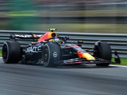 Checo Pérez dio 30 vueltas y marcó el tercer crono de un entrenamiento que acabó con 25 grados centígrados ambientales. AFP / B. Stansall