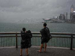 Hong Kong amaneció hoy paralizada, con colegios, transportes y comercios cerrados, a la espera de la llegada del 