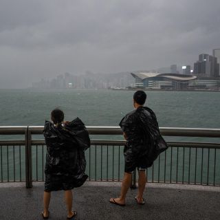 Hong Kong, en alerta máxima por primera vez en 5 años ante llegada del tifón "Saola"