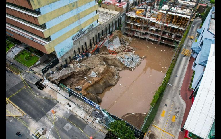 El socavón además engulló un árbol que se encuentra sobre la banqueta y dañó un poste del tendido eléctrico. EL INFORMADOR / A. Navarro
