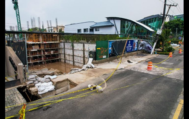 El socavón además engulló un árbol que se encuentra sobre la banqueta y dañó un poste del tendido eléctrico. EL INFORMADOR / A. Navarro