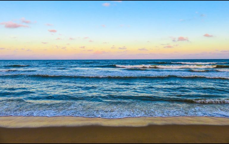 Disfruta de un viaje a la playa, sin tener que gastar mucho dinero. Pexels.