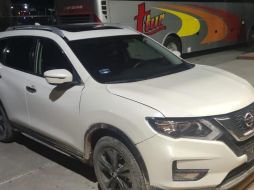 El pasado viernes 25 de agosto se difundió un video en redes sociales donde se aprecia a personas armadas interceptar a los tripulantes de esta camioneta, cuatro kilómetros después de la caseta de peaje de Jalostotitlán. CORTESÍA