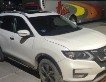 El pasado viernes 25 de agosto se difundió un video en redes sociales donde se aprecia a personas armadas interceptar a los tripulantes de esta camioneta, cuatro kilómetros después de la caseta de peaje de Jalostotitlán. CORTESÍA