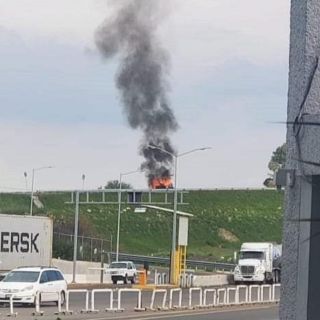 Roban camioneta y la abandonan en llamas en carretera de La Chona a San Juan de los Lagos