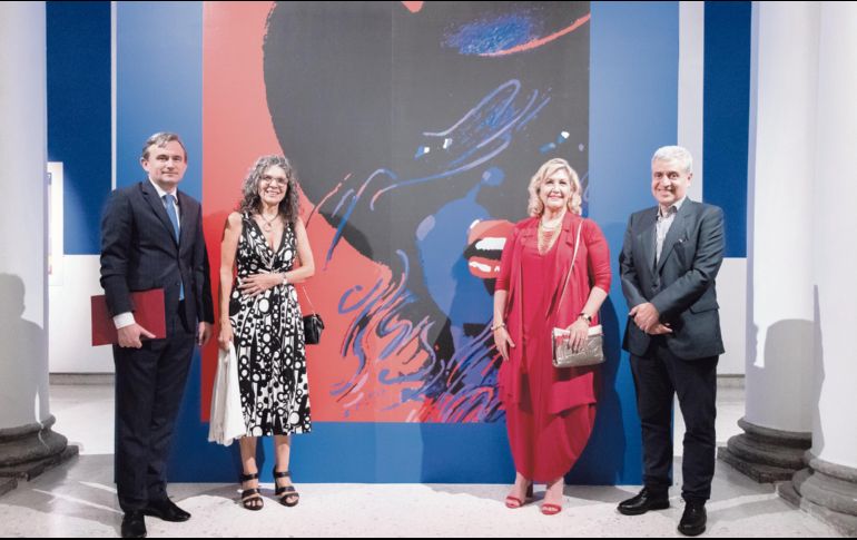 Autoridades posan durante la inauguración de la exposición. CORTESÍA