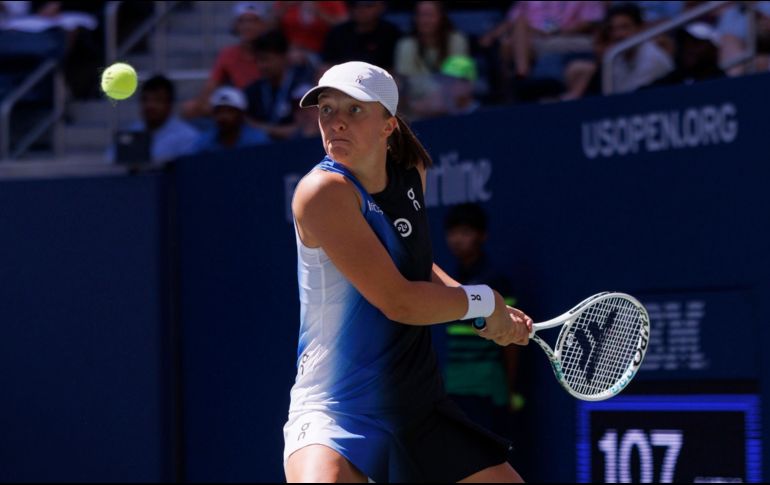 Iga Swiatek pasó a los octavos de final del US Open tras vencer a su amiga Kaja Javan 6-0, 6-1. EFE/S. Yenesel