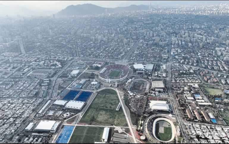 Está a punto de completarse la construcción de los escenarios en Santiago de Chile. AFP/J. Torres
