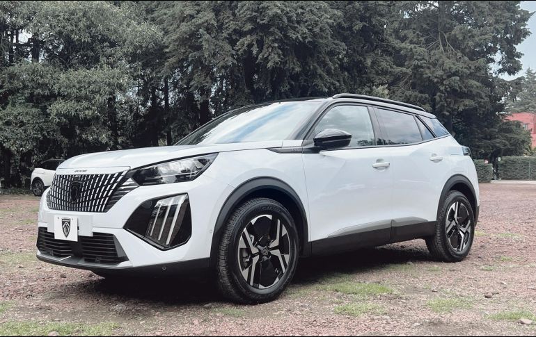 Peugeot 2008. Este vehículo cuenta con una nueva parrilla con elementos del color de la carrocería y tres tiras verticales de leds. CORTESÍA